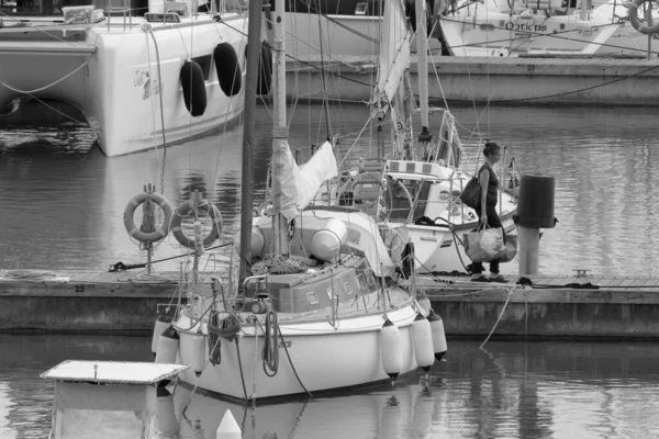 意大利 西西里 地中海 拉古萨海 拉古萨省 2023年5月15日 港口的妇女和豪华游艇 Editorial — 图库照片