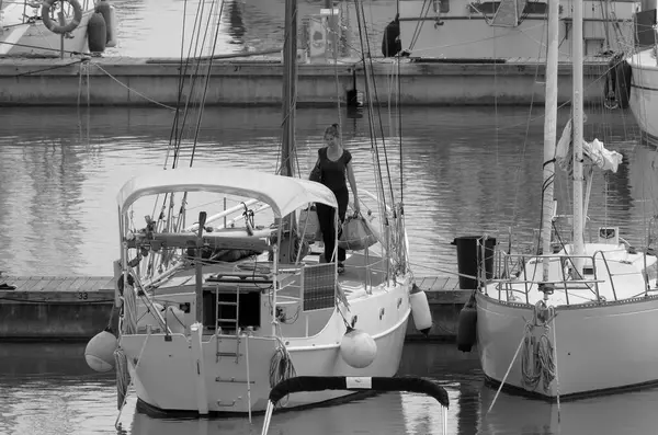意大利 西西里 地中海 拉古萨海 拉古萨省 2023年5月15日 港口一艘帆船上的妇女 Editorial — 图库照片