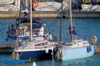 İtalya, Sicilya, Akdeniz, Marina di Ragusa (Ragusa ili); 17 Mayıs 2023, limanda yelkenli tekneleri - EDITORIAL