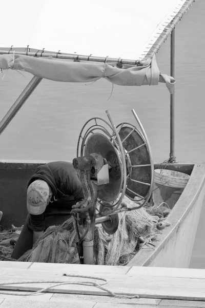 Италия Сицилия Средиземное Море Марина Рагуза Ragusa Province Местный Рыбак — стоковое фото