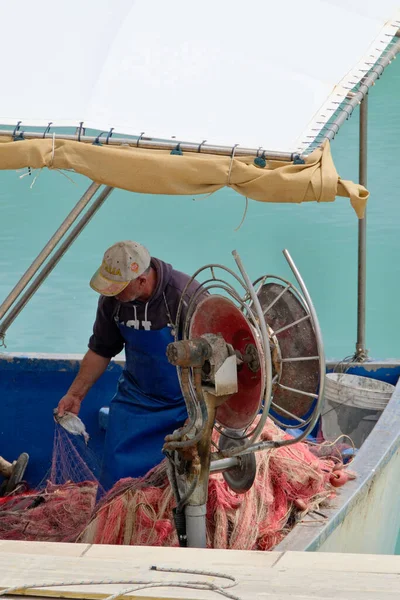 Italien Sizilien Mittelmeer Marina Ragusa Provinz Ragusa Örtlicher Fischer Putzt — Stockfoto