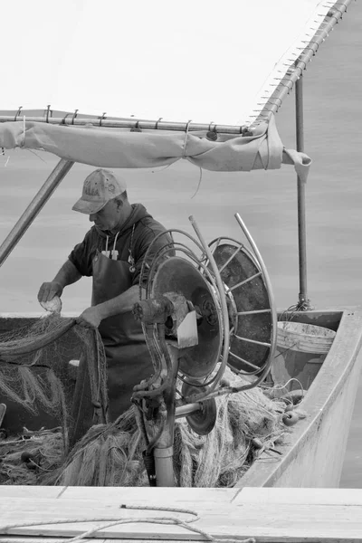 Italia Sicilia Middelhavet Marina Ragusa Ragusaprovinsen Mai 2023 Lokal Fisker – stockfoto