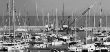 İtalya, Sicilya, Akdeniz, Marina di Ragusa (Ragusa ili); 18 Mayıs 2023, limanda lüks yatlar - EDITORIAL