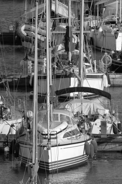 イタリア シチリア島 地中海 マリーナ ラグーザ ラグーザ州 港内の帆船 — ストック写真