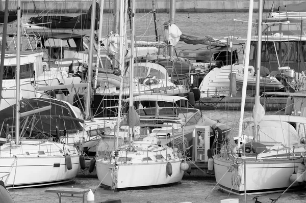 意大利 西西里 地中海 拉古萨港 拉古萨省 2023年5月19日 港口内的人员和豪华游艇 Editorial — 图库照片