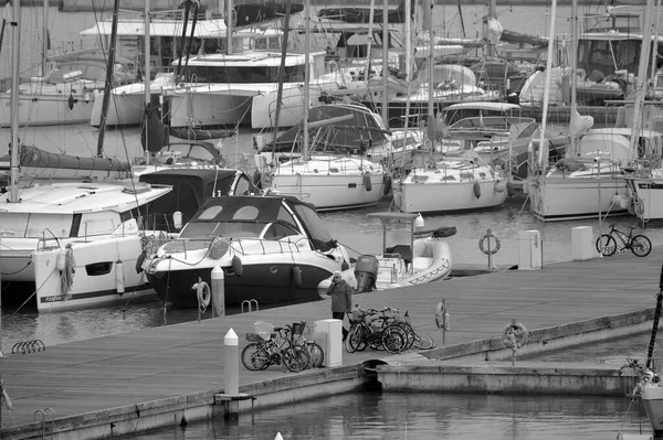 イタリア シチリア島 地中海 マリーナ ラグーザ ラグーザ州 2023年5月20日 港内の人々と豪華ヨット Editorial — ストック写真
