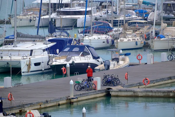 イタリア シチリア島 地中海 マリーナ ラグーザ ラグーザ州 2023年5月20日 港内の人々と豪華ヨット Editorial — ストック写真