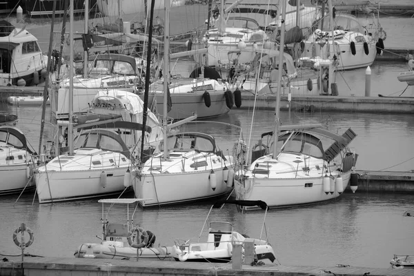 意大利 西西里 地中海 拉古萨港 拉古萨省 2023年5月20日 港口内的汽艇和豪华游艇 Editorial — 图库照片