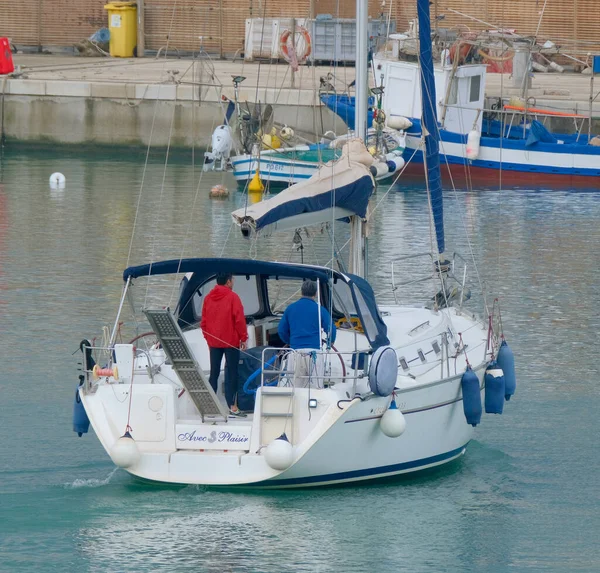 Italien Sicilien Medelhavet Marina Ragusa Ragusaprovinsen Maj 2023 Män Segelbåt — Stockfoto