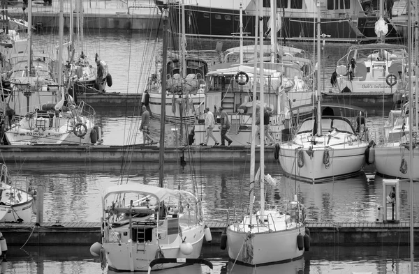 意大利 西西里 地中海 拉古萨港 拉古萨省 2023年5月22日 港口内的人员和豪华游艇 Editorial — 图库照片