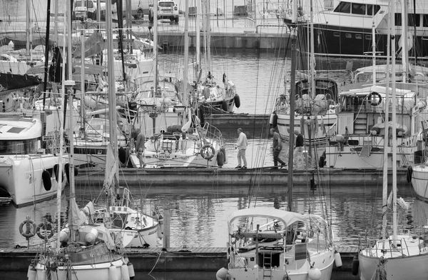 意大利 西西里 地中海 拉古萨港 拉古萨省 2023年5月22日 港口内的人员和豪华游艇 Editorial — 图库照片
