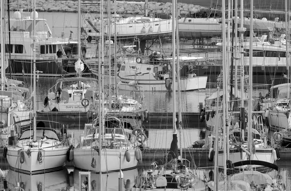 意大利 西西里 地中海 拉古萨港 拉古萨省 2023年5月22日 港口内的豪华游艇和渔船 Editorial — 图库照片