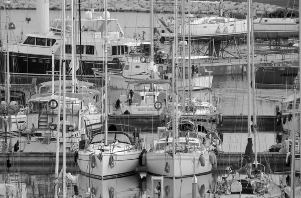 意大利 西西里 地中海 拉古萨港 拉古萨省 2023年5月22日 港口内的豪华游艇和渔船 Editorial — 图库照片