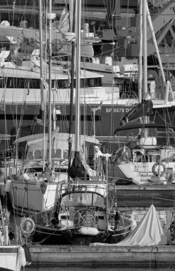 İtalya, Sicilya, Akdeniz, Marina di Ragusa (Ragusa Eyaleti); 22 Mayıs 2023, limanda yelkenli tekneleri - EDITORIAL