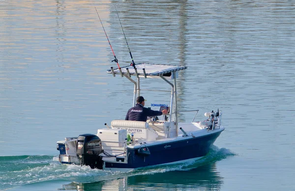 イタリア シチリア島 地中海 マリーナ ラグーザ ラグーザ州 2023年5月23日 港内のモーターボートでスポーツ漁師 Editorial — ストック写真