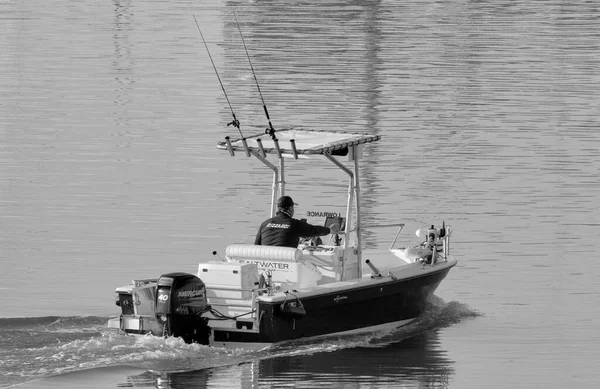 意大利 西西里 地中海 拉古萨海 拉古萨省 2023年5月23日 港口汽艇上的体育渔民 Editorial — 图库照片