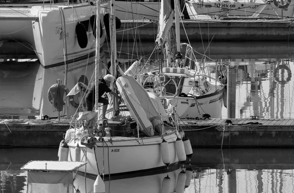 Italien Sicilien Medelhavet Marina Ragusa Ragusaprovinsen Maj 2023 Man Segelbåt — Stockfoto