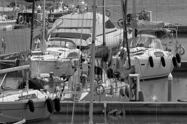 イタリア シチリア島 地中海 マリーナ ラグーザ ラグーザ州 2023年5月23日 港内の帆船でカップル Editorial — ストック写真