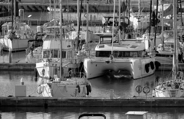 意大利 西西里 地中海 拉古萨海 拉古萨省 2023年5月24日 港口的豪华游艇 Editorial — 图库照片