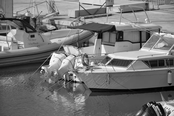 イタリア シチリア島 地中海 マリーナ ラグーザ ラグーザ州 2023年5月24日 港内の豪華なヨット Editorial — ストック写真