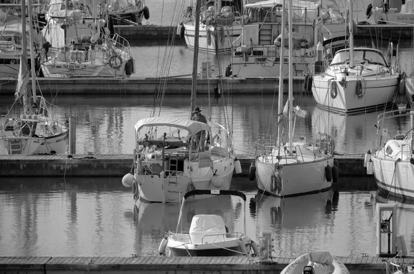 意大利 西西里 地中海 拉古萨海 拉古萨省 2023年5月24日 港口一艘帆船上的人 Editorial — 图库照片