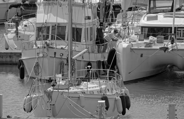 イタリア シチリア島 地中海 マリーナ ラグーザ ラグーザ州 2023年5月24日 港内の豪華ヨットの男性 Editorial — ストック写真