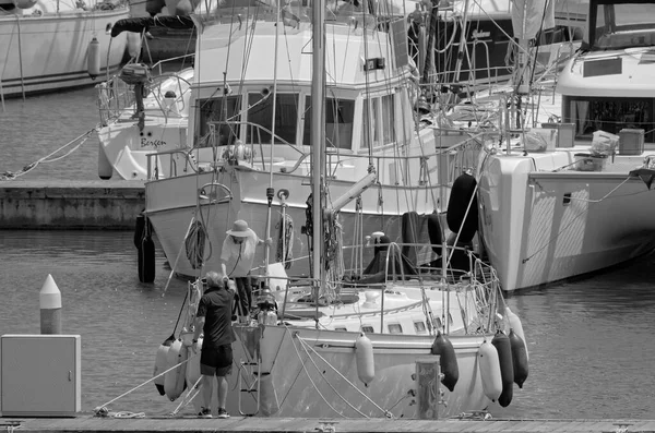 イタリア シチリア島 地中海 マリーナ ラグーザ ラグーザ州 2023年5月24日 港内のセーリングボートと豪華ヨットでカップル Editorial — ストック写真