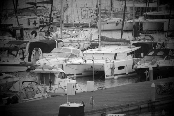 西西里 地中海 拉古萨港 拉古萨省 2023年5月25日 港口内的汽艇和豪华游艇 Editorial — 图库照片