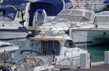 İtalya, Sicilya, Akdeniz, Marina di Ragusa (Ragusa ili); 26 Mayıs 2023, limanda lüks yatlar - EDITORIAL