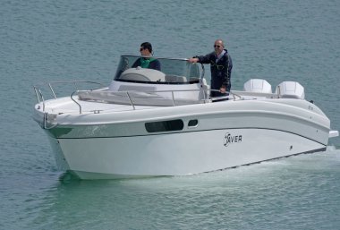 İtalya, Sicilya, Akdeniz, Marina di Ragusa (Ragusa Eyaleti); 26 Mayıs 2023, limanda lüks bir yatta erkekler - EDITORIAL