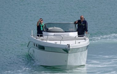 İtalya, Sicilya, Akdeniz, Marina di Ragusa (Ragusa Eyaleti); 26 Mayıs 2023, limanda lüks bir yatta erkekler - EDITORIAL