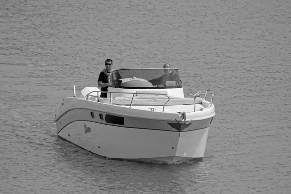 意大利 西西里 地中海 拉古萨海 拉古萨省 2023年5月26日 港口一艘豪华游艇上的男子 Editorial — 图库照片