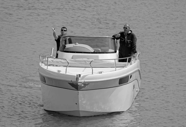 イタリア シチリア島 地中海 マリーナ ラグーザ ラグーザ州 5月2023 ポート内の豪華ヨット上の男性 編集部 — ストック写真