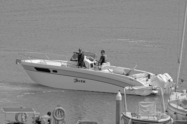 イタリア シチリア島 地中海 マリーナ ラグーザ ラグーザ州 5月2023 ポート内の豪華ヨット上の男性 編集部 — ストック写真