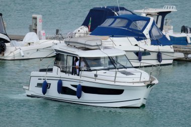 İtalya, Sicilya, Akdeniz, Marina di Ragusa (Ragusa Eyaleti); 26 Mayıs 2023, limanda lüks bir yatta insanlar - EDITORIAL