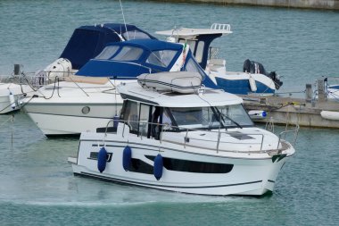 İtalya, Sicilya, Akdeniz, Marina di Ragusa (Ragusa Eyaleti); 26 Mayıs 2023, limanda lüks bir yatta insanlar - EDITORIAL