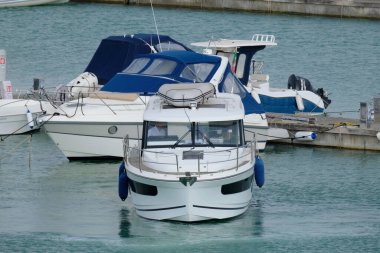 İtalya, Sicilya, Akdeniz, Marina di Ragusa (Ragusa Eyaleti); 26 Mayıs 2023, limanda lüks bir yatta insanlar - EDITORIAL