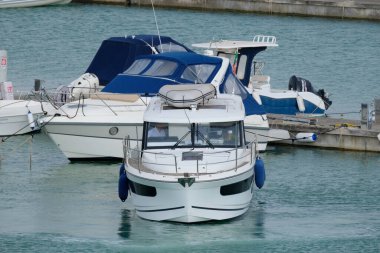 İtalya, Sicilya, Akdeniz, Marina di Ragusa (Ragusa Eyaleti); 26 Mayıs 2023, limanda lüks bir yatta insanlar - EDITORIAL