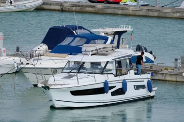 İtalya, Sicilya, Akdeniz, Marina di Ragusa (Ragusa Eyaleti); 26 Mayıs 2023, limanda lüks bir yatta insanlar - EDITORIAL