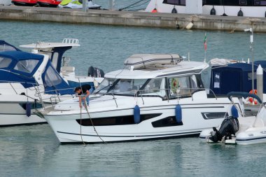 İtalya, Sicilya, Akdeniz, Marina di Ragusa (Ragusa Eyaleti); 26 Mayıs 2023, limanda lüks bir yatta insanlar - EDITORIAL