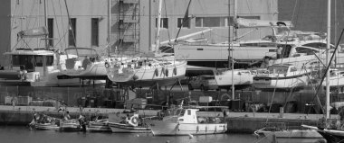 İtalya, Sicilya, Marina di Ragusa (Ragusa Eyaleti), 26 Mayıs 2023, limanda yerel balıkçı tekneleri ve lüks yatlar - EDITORIAL