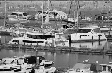 İtalya, Sicilya, Akdeniz, Marina di Ragusa (Ragusa ili); 27 Mayıs 2023, limanda lüks yatlar - EDITORIAL