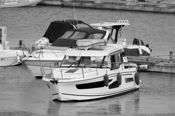 イタリア シチリア島 地中海 マリーナ ラグーザ ラグーザ州 2023年5月26日 港内の豪華なヨットに乗っている人々 Editorial — ストック写真
