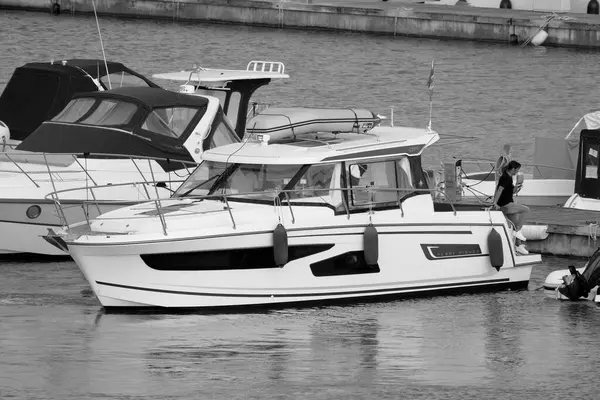 イタリア シチリア島 地中海 マリーナ ラグーザ ラグーザ州 2023年5月26日 港内の豪華なヨットに乗っている人々 Editorial — ストック写真