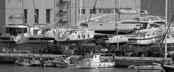意大利西西里拉古萨 拉古萨省 2023年5月26日 港口岸上的当地渔船和豪华游艇 Editorial — 图库照片