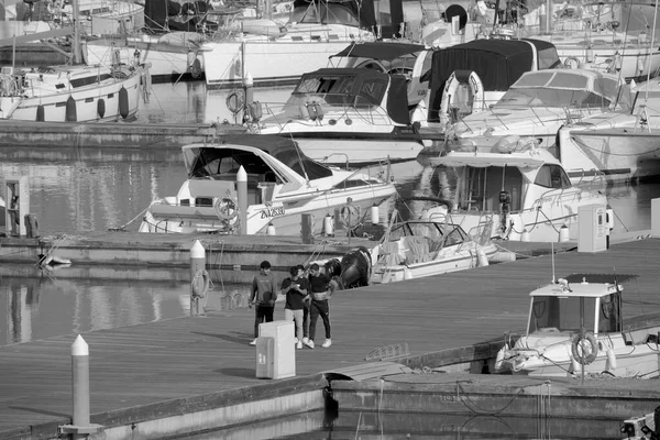 イタリア シチリア島 地中海 マリーナ ラグーザ ラグーザ州 2023年5月27日 港内の人々 モーターボート 豪華ヨット — ストック写真