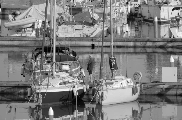 意大利 西西里 地中海 拉古萨港 拉古萨省 2023年5月27日 港口内的人员和豪华游艇 Editorial — 图库照片