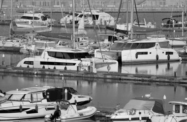 İtalya, Sicilya, Akdeniz, Marina di Ragusa (Ragusa ili); 27 Mayıs 2023, limanda lüks yatlar - EDITORIAL