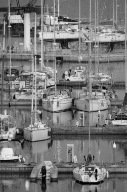 İtalya, Sicilya, Akdeniz, Marina di Ragusa (Ragusa ili); 27 Mayıs 2023, gün batımında limanda motorlu tekne ve lüks yatlar - EDITORIAL 