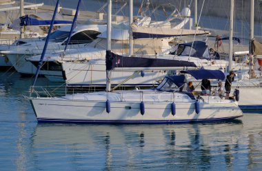 İtalya, Sicilya, Akdeniz, Marina di Ragusa (Ragusa Eyaleti); 28 Mayıs 2023, limandaki bir yelkenli teknesinde insanlar - EDITORIAL